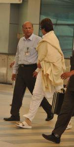Amitabh Bachchan snapped at the airport in Mumbai on 29th Sept 2012 (5).JPG
